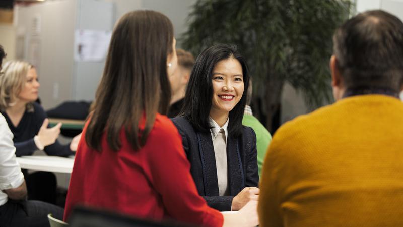 people-meeting-and-discussing