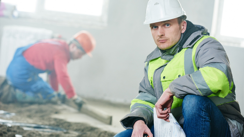 Inspecteur du béton à l'intérieur