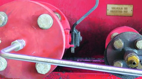 The inlet and outlet oil pipes connected to the bottom drain valves