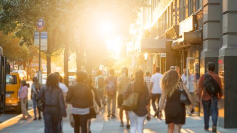 Personnes qui déambulent dans une rue animée