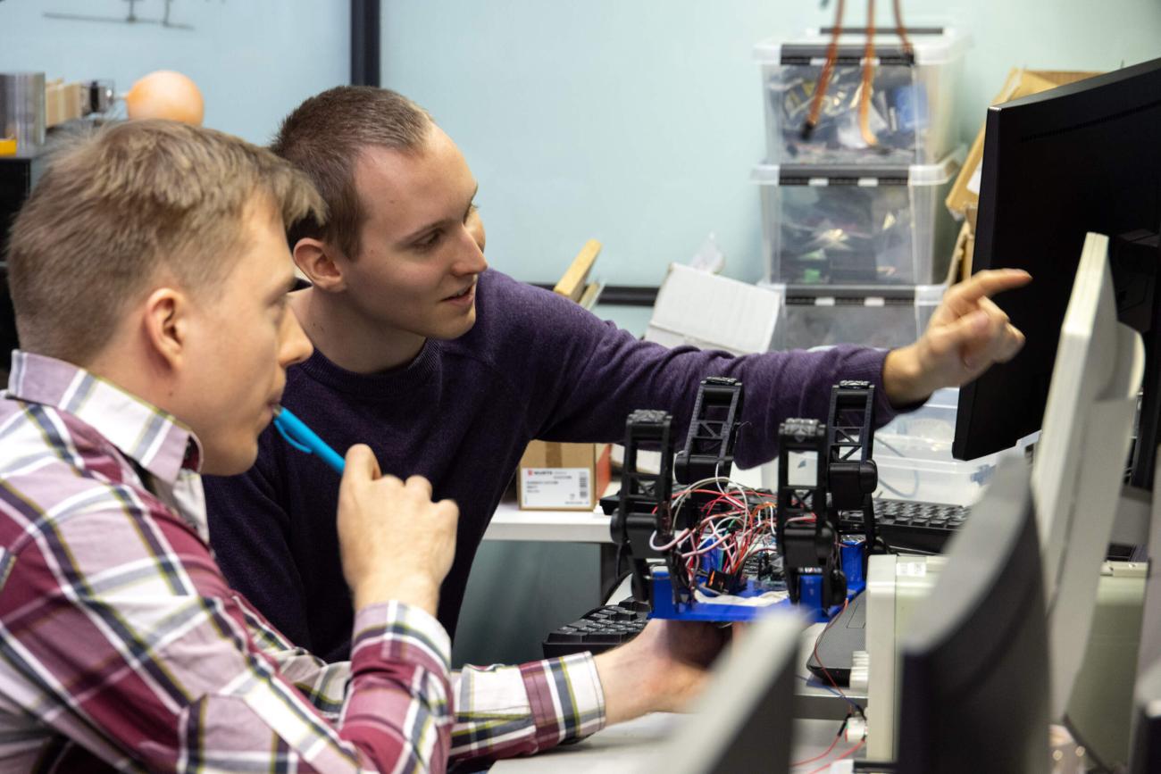 Students in Vilho Väisälä's workshop