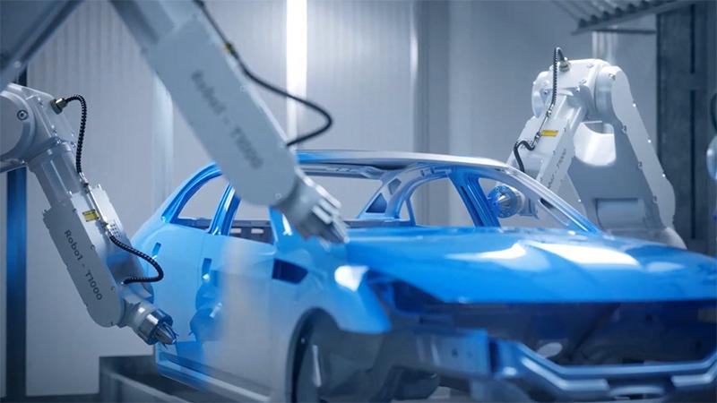 Bras de robot peignant une voiture